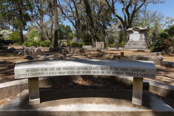 Memorial Bench at Johnny Mercer Gravesite — Stock Photo, Image