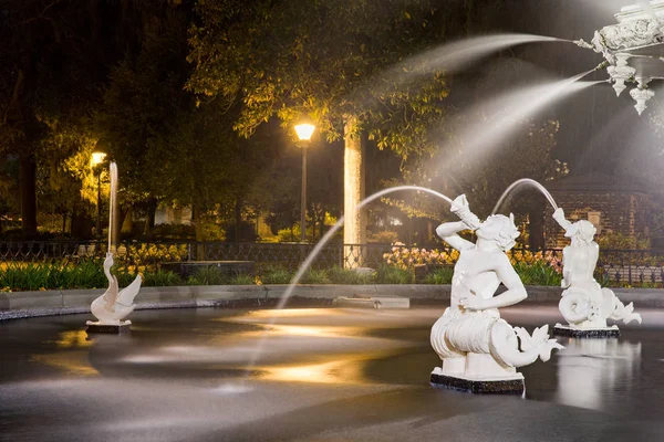 Détails de la fontaine d'eau la nuit — Photo