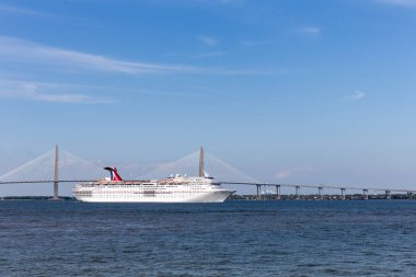 cruise gemi liman bırakarak