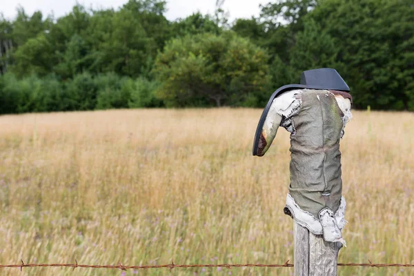 Cowboy boot på staketstolpe med kopia utrymme — Stockfoto