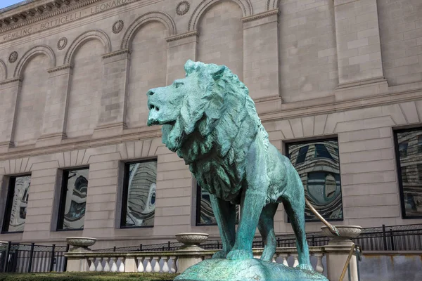 Bronzen Leeuw standbeeld in het Art Institute of Chicago — Stockfoto