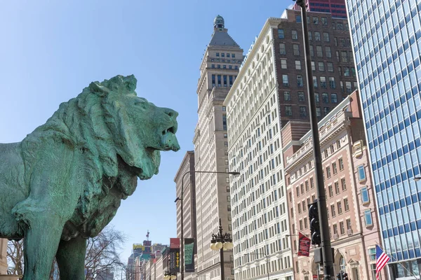 Bronzen Leeuw standbeeld in het Art Institute of Chicago — Stockfoto