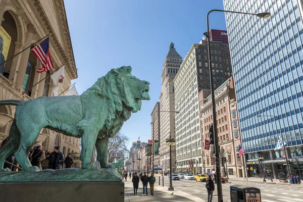 Bronzen Leeuw standbeeld in het Art Institute of Chicago — Stockfoto