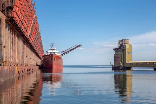 Great Lakes Freighter at Ore Dock — Stock Photo, Image