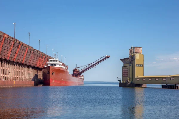 Great Lakes Freighter at Ore Dock — Stock Photo, Image