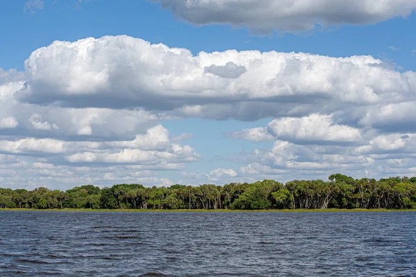 Paisaje rural: lago, costa y cielo con nubes —  Fotos de Stock