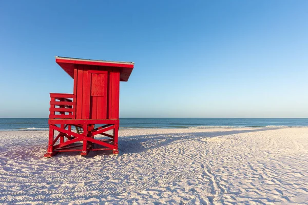 Torre de salvavidas roja en una playa de madrugada — Foto de Stock