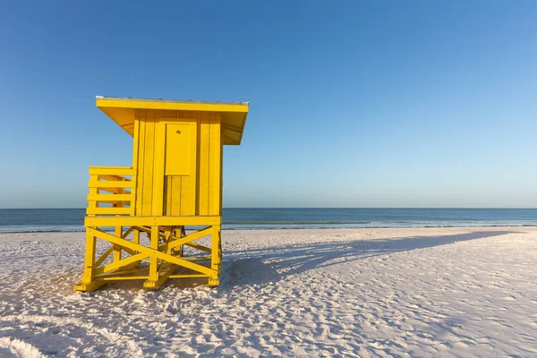 早朝のビーチにある黄色いライフガードタワー ストックフォト