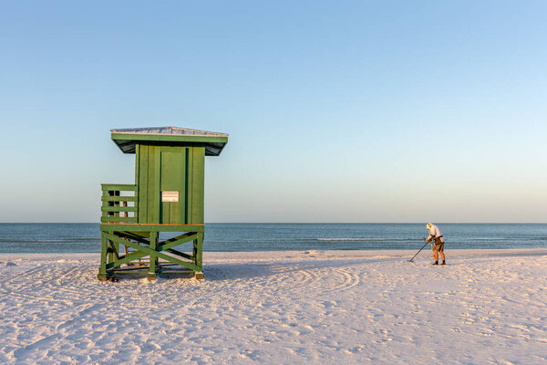Станция Beachcomber и Lifeguard на пляже ранним утром
