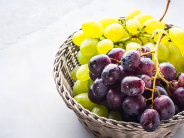 Sepet içinde beyaz ve kara üzüm