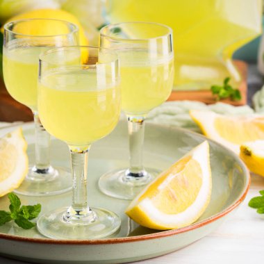 Ev yapımı limoncello stemmed gözlük