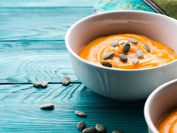 Creamy sup labu dalam mangkuk putih — Stok Foto