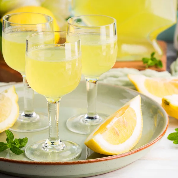 Limoncello fatto in casa in bicchieri a stelo — Foto Stock