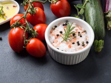 Tuz, çiğ sebze karışımı baharat karanlık