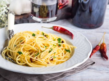 Spagetti makarna kırmızı biber, sarımsak, zeytinyağı
