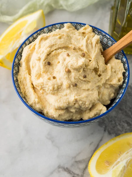 Puré de garbanzos Hummus inmersión en un tazón — Foto de Stock