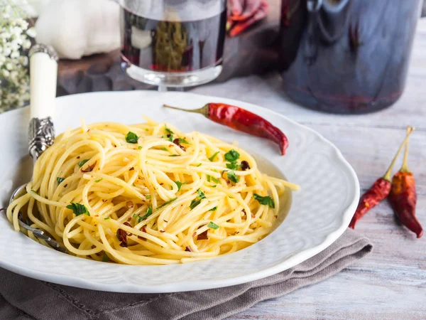 Spagetti makarna kırmızı biber, sarımsak, zeytinyağı