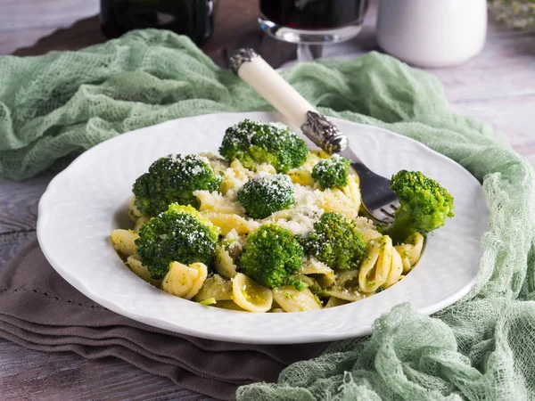 Orecchiette-pasta med broccoli i vit skål — Stockfoto