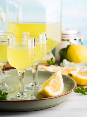 Ev yapımı limoncello stemmed gözlük