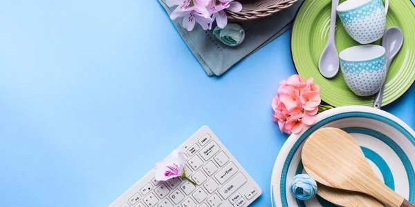 Set de vajilla sobre fondo pastel azul — Foto de Stock