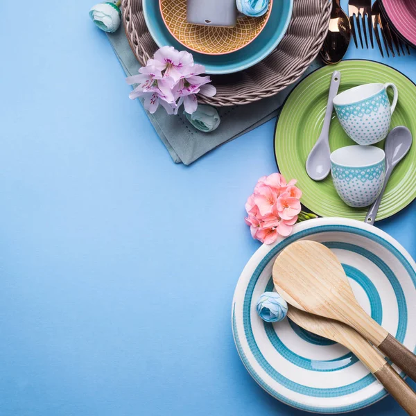 Prato de utensílios de mesa definido no fundo pastel azul — Fotografia de Stock