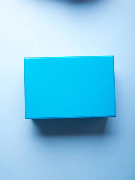 Синя коробка на пастельному абстрактному фоні — стокове фото