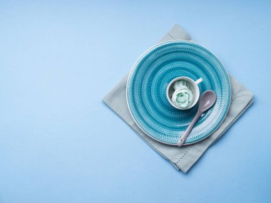 Çiçekli Peçete üzerinde mavi seramik tabak