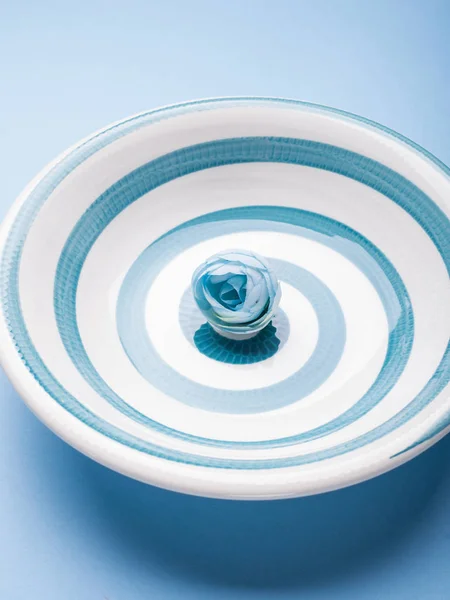 Синя пастельна керамічна тарілка з спіральною — стокове фото