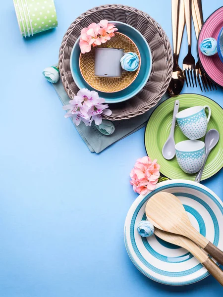 Prato de utensílios de mesa definido no fundo pastel azul — Fotografia de Stock