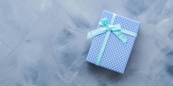 Confezione regalo posare piatto sul blu — Foto Stock