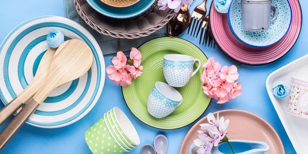 Prato de utensílios de mesa definido no fundo pastel azul — Fotografia de Stock