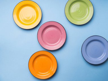 Renkli seramik yemekleri. Düz yatıyordu