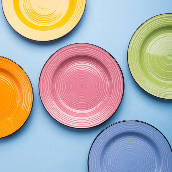 Coloridos platos de cerámica. Puesta plana — Foto de Stock