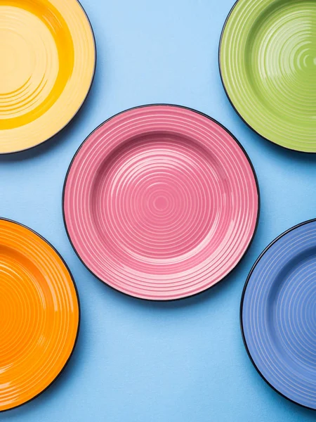 Kolorowe naczynia ceramiczne. Leżał z płaskim — Zdjęcie stockowe