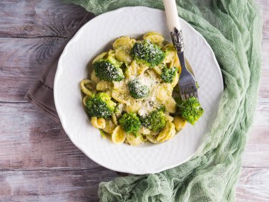 Beyaz tabak brokoli ile Orecchiette makarna