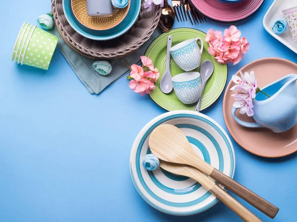 Prato de utensílios de mesa definido no fundo pastel azul — Fotografia de Stock