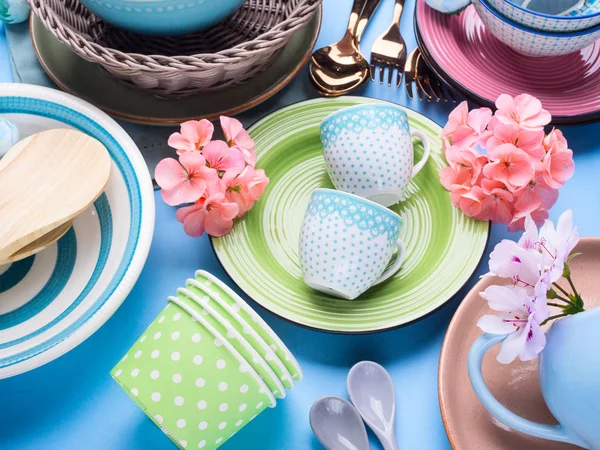 Prato de utensílios de mesa definido no fundo pastel azul — Fotografia de Stock