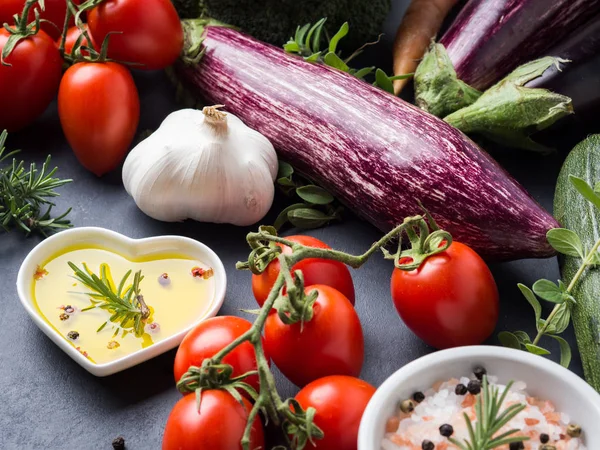 Blandning av råa grönsaker med salt, kryddor på mörk — Stockfoto