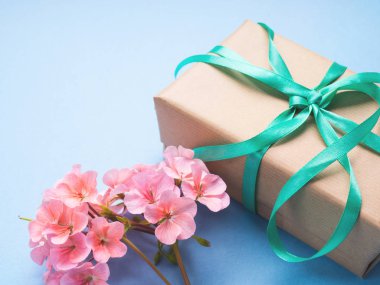 Lay düz sarılmış hediye ve çiçek