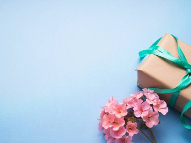 Lay düz sarılmış hediye ve çiçek