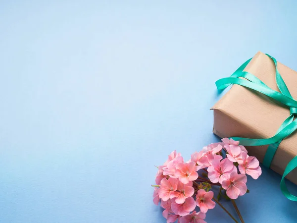 Lay düz sarılmış hediye ve çiçek — Stok fotoğraf