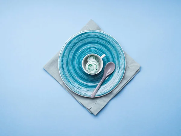 Синя керамічна тарілка на серветці з квітами — стокове фото
