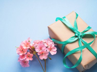 Lay düz sarılmış hediye ve çiçek