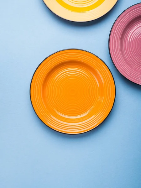 Kolorowe naczynia ceramiczne. Leżał z płaskim — Zdjęcie stockowe