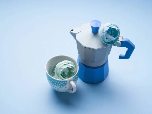Натюрморт з синьою кавоваркою та квіткою — стокове фото