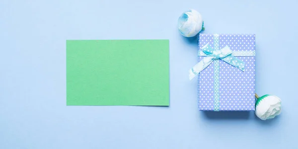 绿色贺卡和礼品盒 — 图库照片