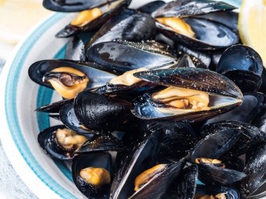 Kara biber ve limon ile sote midye