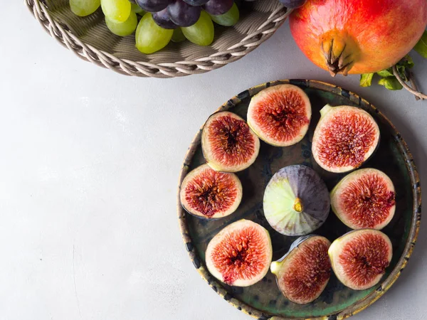 Plato de higos púrpura, uvas y granada —  Fotos de Stock