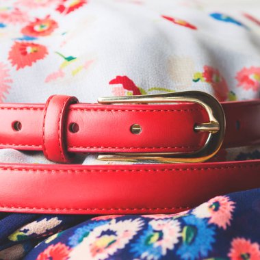 Çiçek desenli elbise ile kırmızı kemer