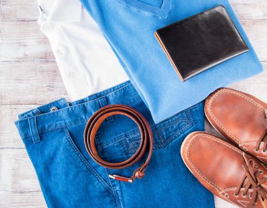 Mans giyim ve deri aksesuarlar ahşap arka plan üzerinde